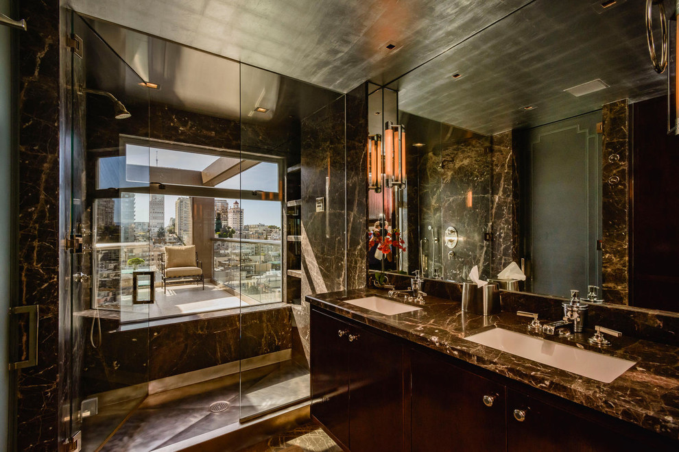 サンフランシスコにあるコンテンポラリースタイルのおしゃれな浴室 (フラットパネル扉のキャビネット、濃色木目調キャビネット、アルコーブ型シャワー、茶色いタイル、アンダーカウンター洗面器、開き戸のシャワー) の写真