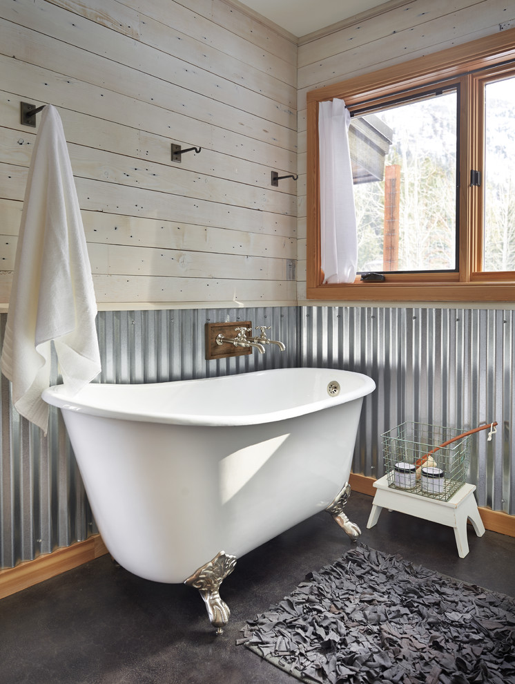 Пример оригинального дизайна: ванная комната в стиле кантри с ванной на ножках