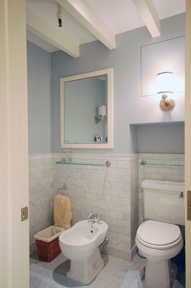 Ejemplo de cuarto de baño actual con bidé y baldosas y/o azulejos de cemento