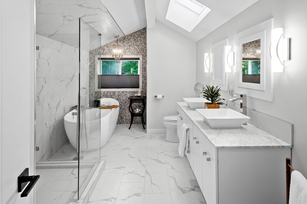 Modernes Badezimmer En Suite mit flächenbündigen Schrankfronten, weißen Schränken, freistehender Badewanne, grauer Wandfarbe, Aufsatzwaschbecken, weißem Boden, weißer Waschtischplatte, Doppelwaschbecken, schwebendem Waschtisch und gewölbter Decke in Vancouver