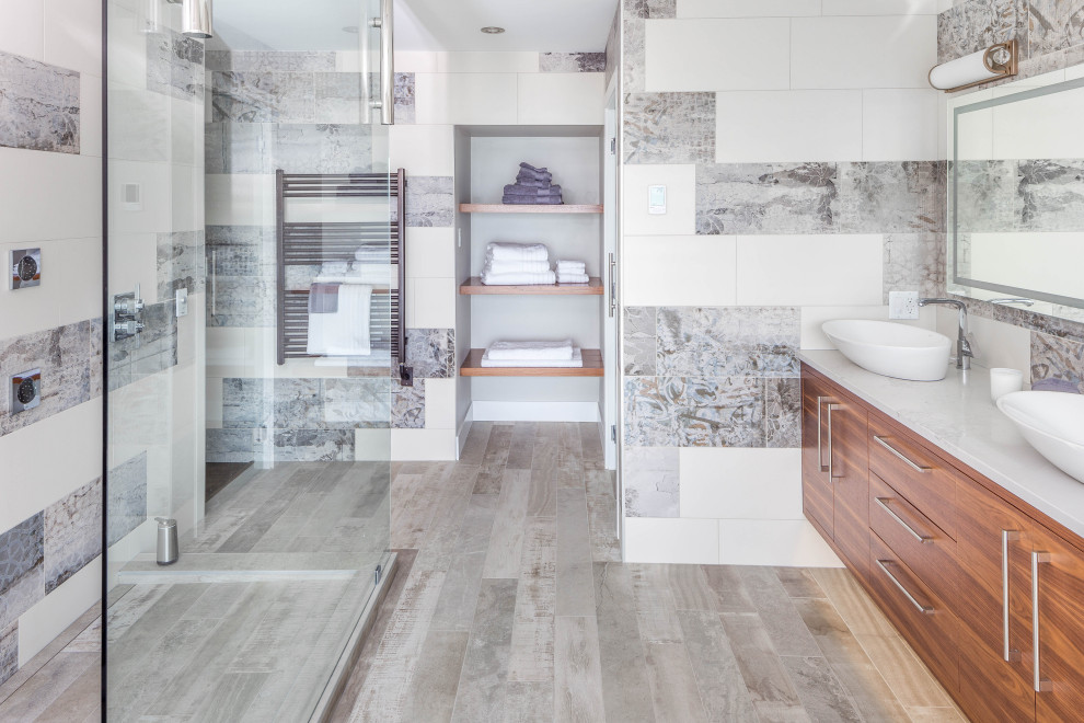 Inspiration pour une salle de bain design en bois brun avec un placard à porte plane, un carrelage gris, une vasque, un sol gris, un plan de toilette gris et meuble double vasque.