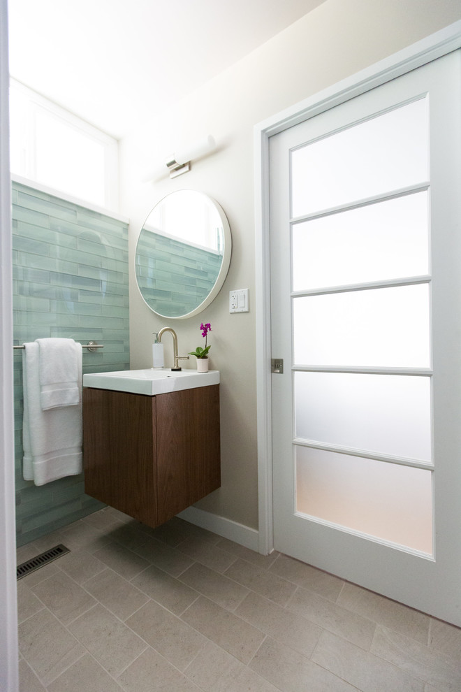 Immagine di una piccola stanza da bagno con doccia contemporanea con lavabo integrato, ante lisce, ante in legno scuro, doccia alcova, piastrelle blu, piastrelle di vetro, pavimento con piastrelle in ceramica e pareti beige