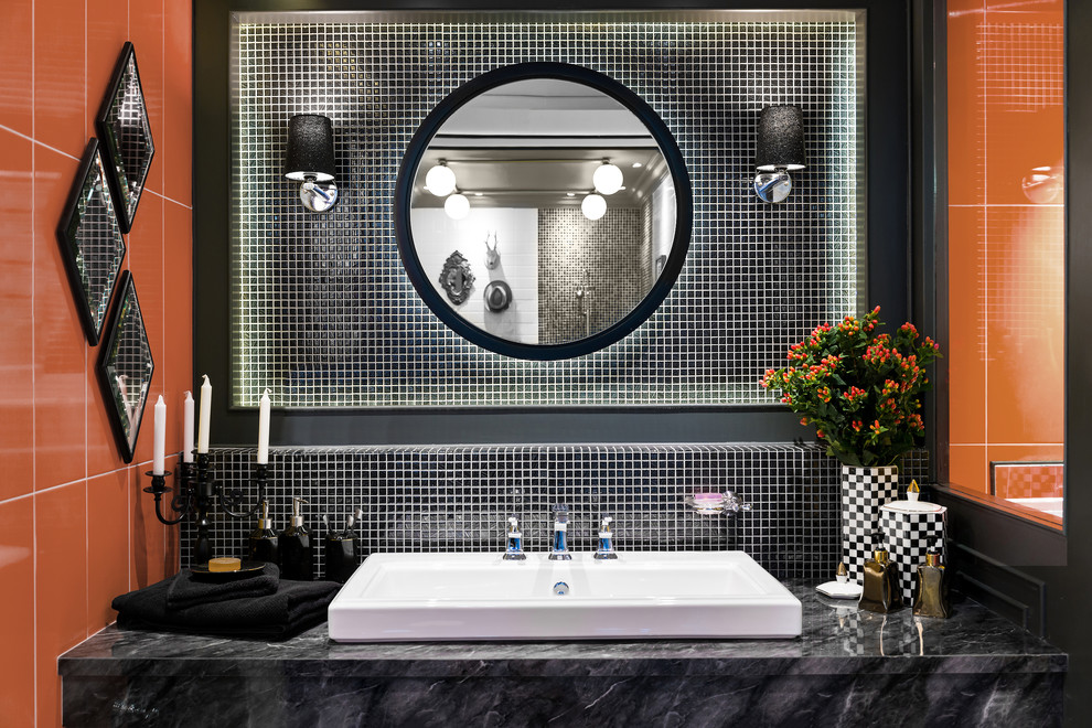 Idée de décoration pour une salle de bain design de taille moyenne avec un carrelage orange, des carreaux de porcelaine, un mur multicolore, un lavabo posé, un plan de toilette en marbre et un plan de toilette gris.