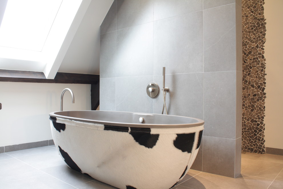 Ispirazione per una stanza da bagno minimal con vasca freestanding e piastrelle multicolore