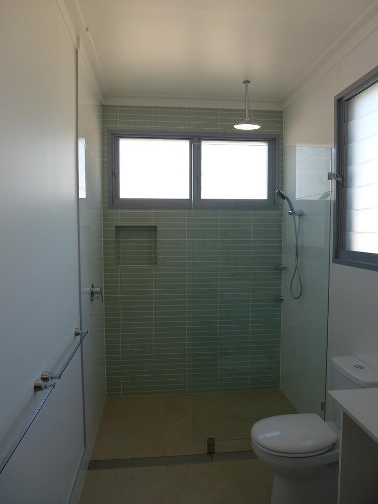 Пример оригинального дизайна: ванная комната среднего размера в современном стиле с душем в нише, душевой кабиной и открытым душем