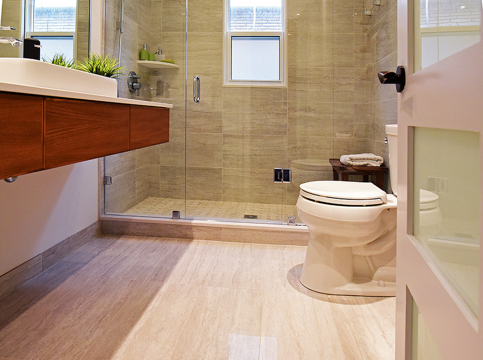 Cette photo montre une salle d'eau tendance en bois brun avec une douche ouverte, des carreaux de porcelaine, un sol en carrelage de porcelaine, un placard à porte plane, WC séparés, un carrelage beige, un mur beige, une vasque et un plan de toilette en granite.