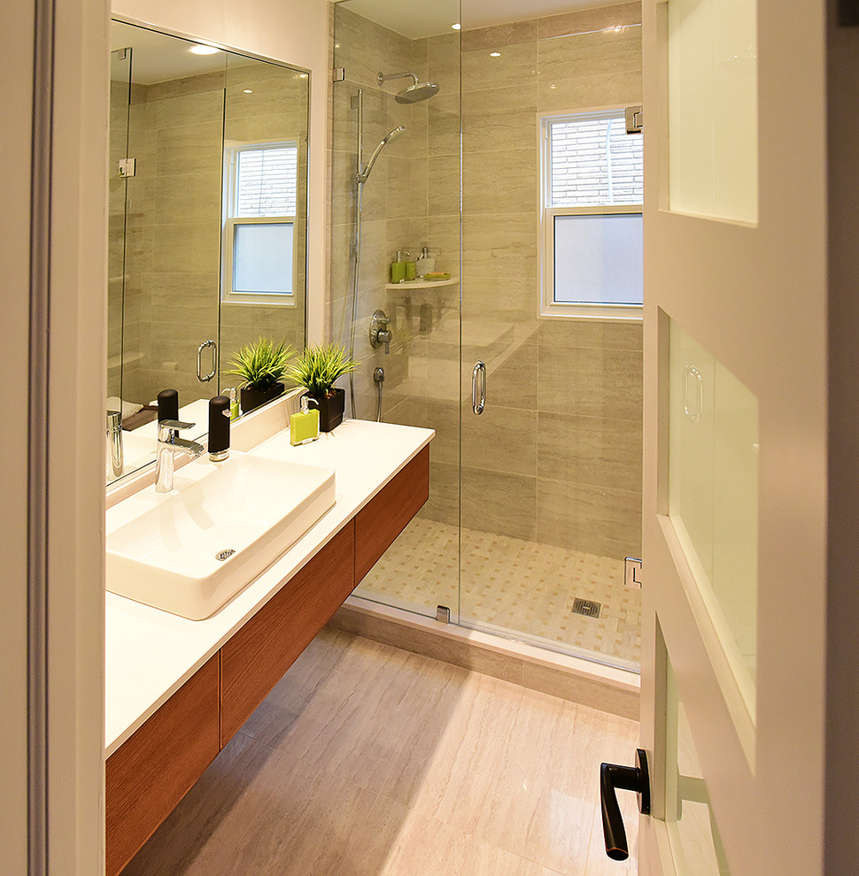 Idéer för ett mellanstort modernt en-suite badrum, med en öppen dusch, porslinskakel, klinkergolv i porslin, släta luckor, skåp i ljust trä, vita väggar, ett fristående handfat och granitbänkskiva