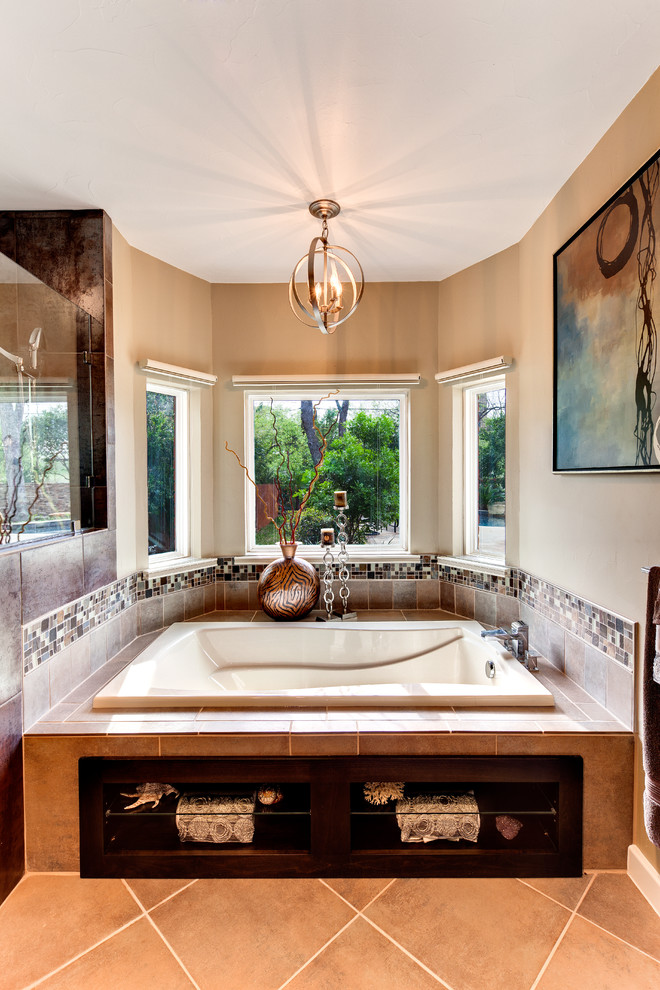 Modelo de cuarto de baño actual con bañera encastrada y baldosas y/o azulejos en mosaico