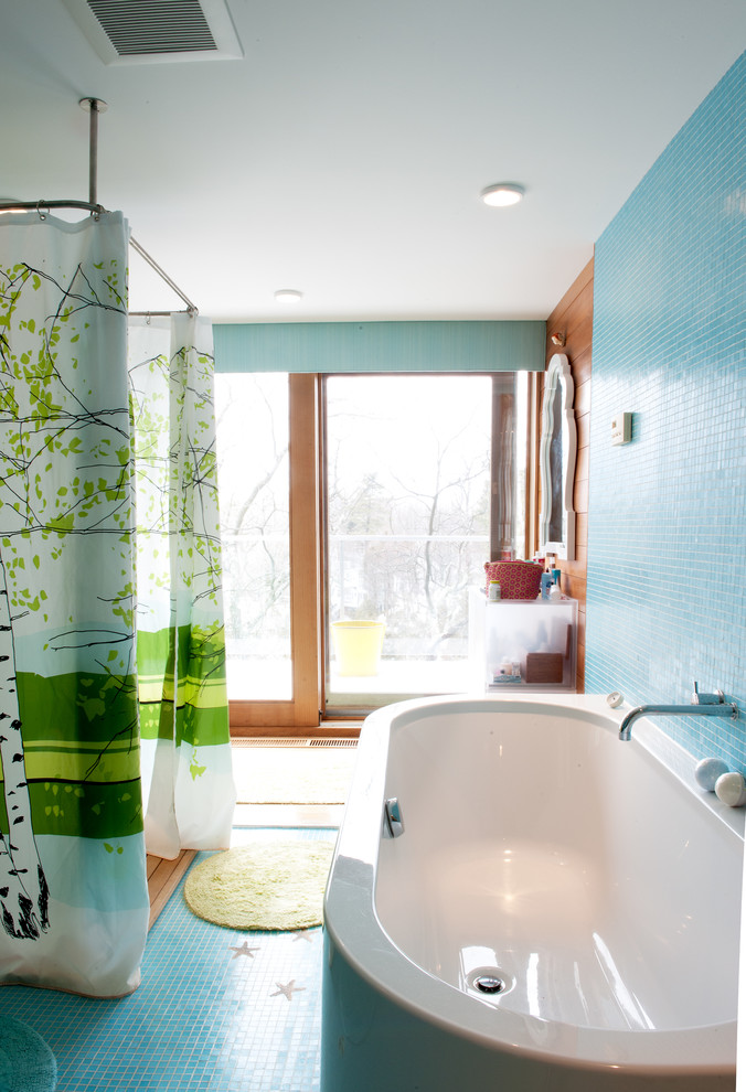 Modernes Badezimmer mit freistehender Badewanne in Boston