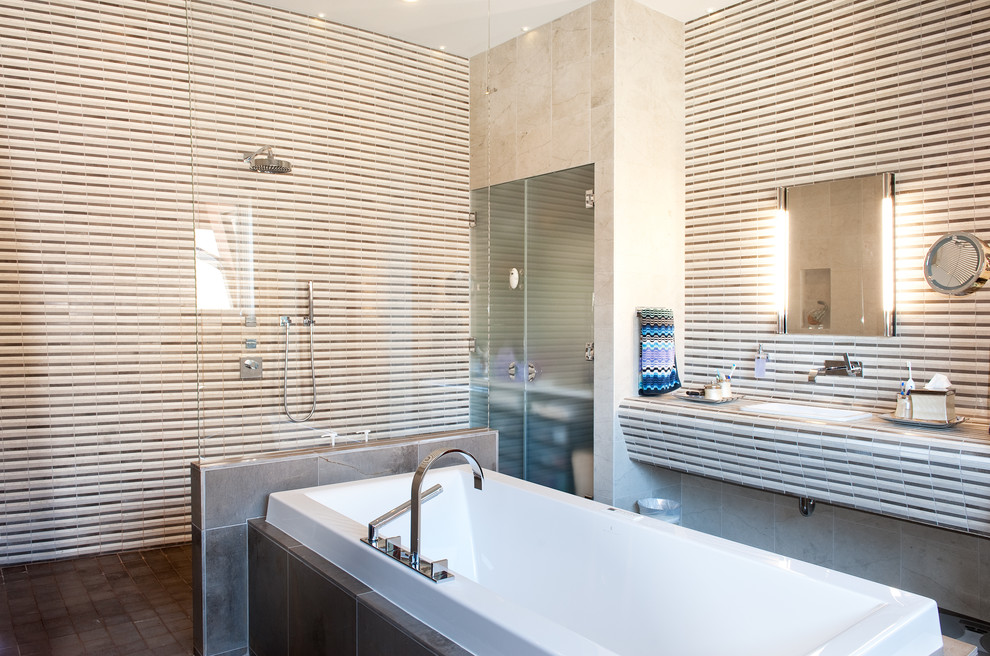 Foto de cuarto de baño rectangular contemporáneo con ducha a ras de suelo