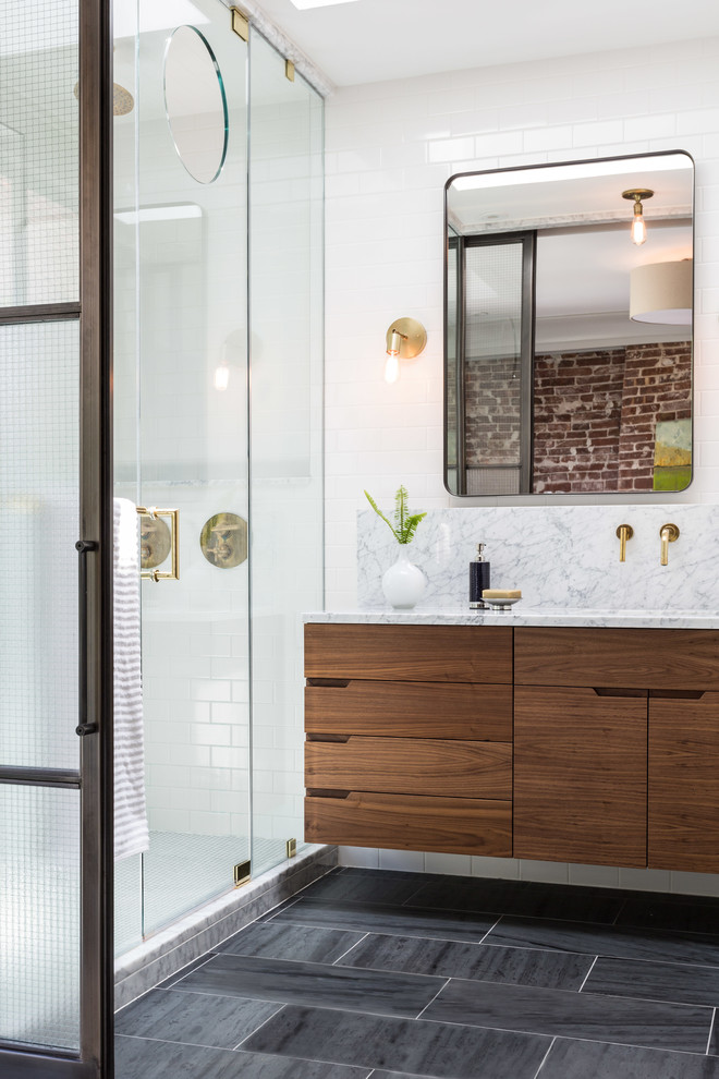 На фото: ванная комната в современном стиле с плоскими фасадами, темными деревянными фасадами, белыми стенами и душем с распашными дверями с