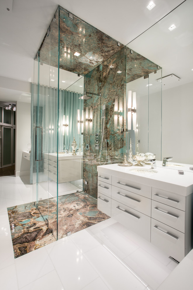 Foto de cuarto de baño actual con lavabo bajoencimera, armarios con paneles lisos, puertas de armario blancas y ducha a ras de suelo