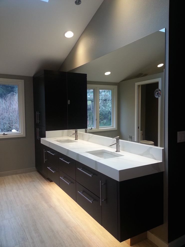 Bild på ett stort funkis en-suite badrum, med ett integrerad handfat, svarta skåp, en öppen dusch och grå väggar