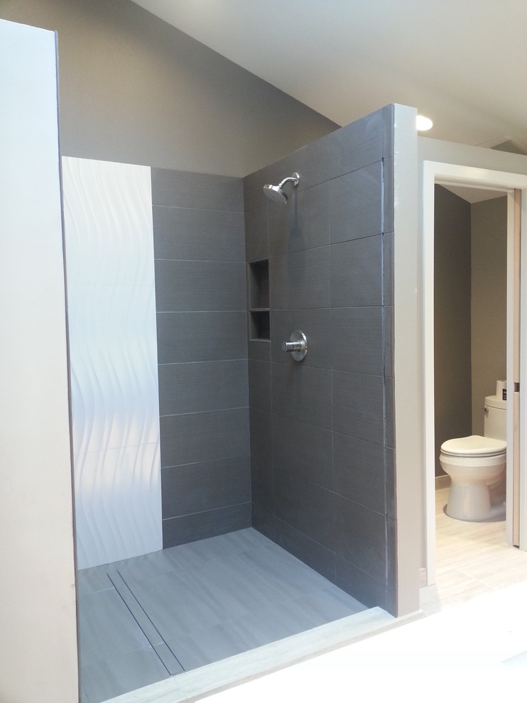 Inspiration för stora moderna en-suite badrum, med en öppen dusch och grå kakel