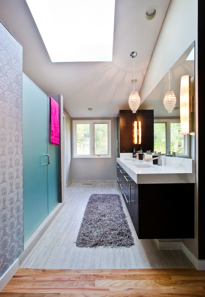Foto di una grande stanza da bagno padronale minimal con lavabo sottopiano, ante nere, doccia alcova, pareti grigie e ante lisce