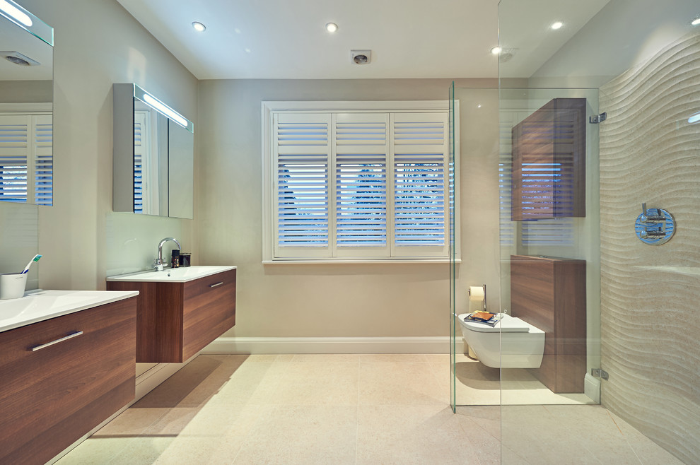 Exempel på ett mellanstort modernt badrum, med ett integrerad handfat, släta luckor, skåp i mellenmörkt trä, en öppen dusch, en vägghängd toalettstol och beige väggar