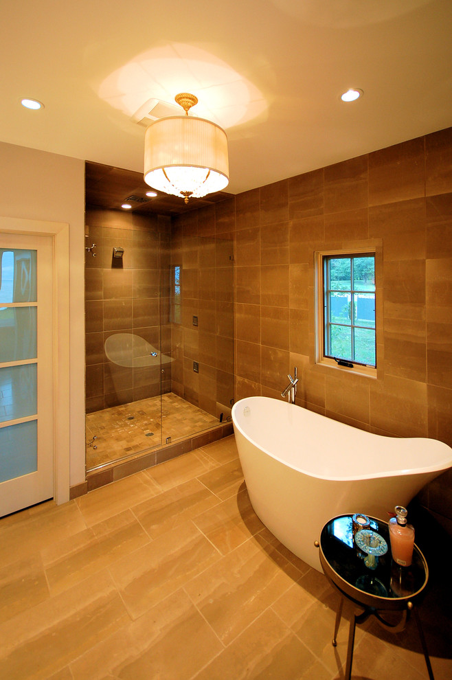 Diseño de cuarto de baño actual con bañera exenta, ducha empotrada, baldosas y/o azulejos beige y ventanas