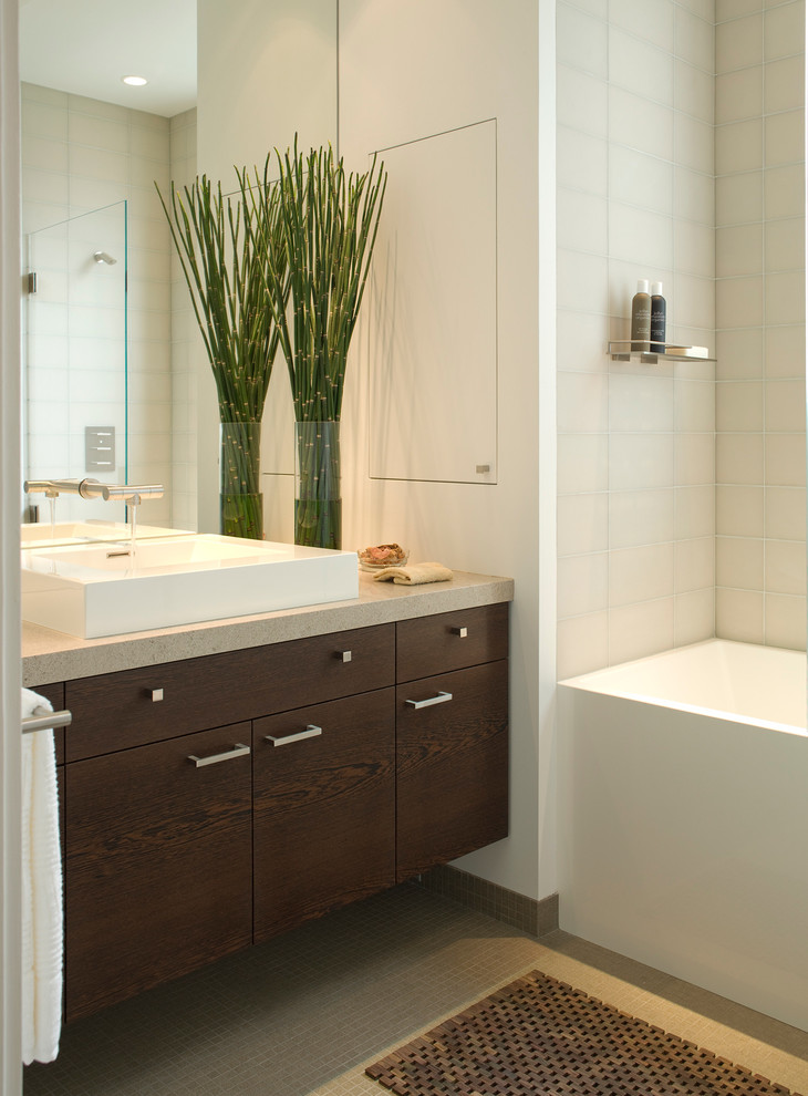 Esempio di una stanza da bagno design con lavabo a bacinella, ante lisce, ante in legno bruno, vasca ad alcova, vasca/doccia, piastrelle beige e pareti bianche