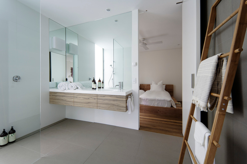 Cette photo montre une salle de bain tendance avec un lavabo intégré, une douche ouverte et aucune cabine.