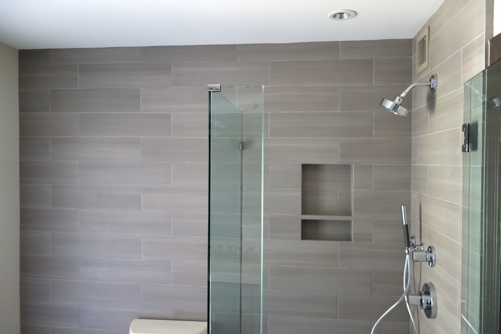 Idee per una piccola stanza da bagno minimal con doccia ad angolo, piastrelle grigie, piastrelle in gres porcellanato e pavimento in pietra calcarea