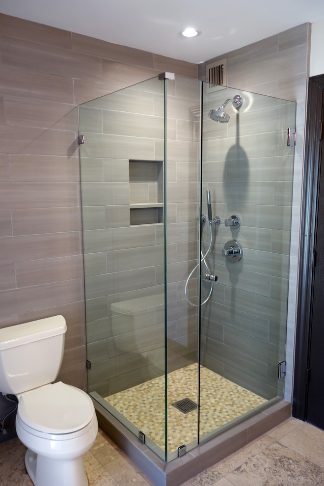 Bild på ett litet funkis badrum, med en hörndusch, grå kakel, porslinskakel och kalkstensgolv