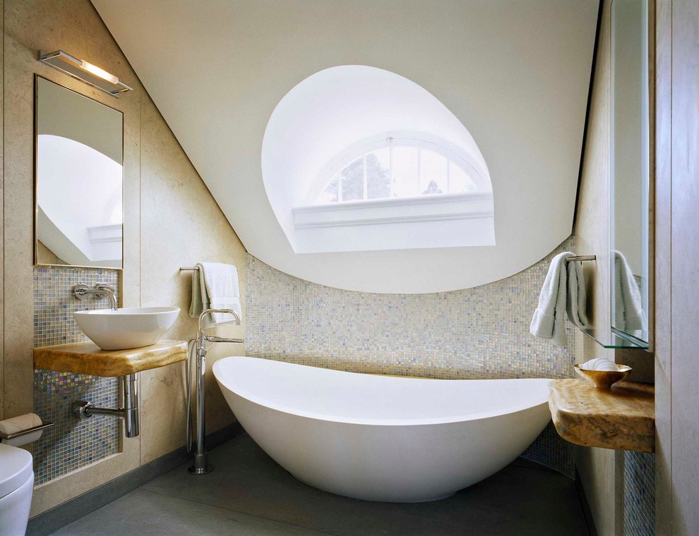 Пример оригинального дизайна: ванная комната в современном стиле с настольной раковиной, отдельно стоящей ванной, бежевой плиткой и плиткой мозаикой