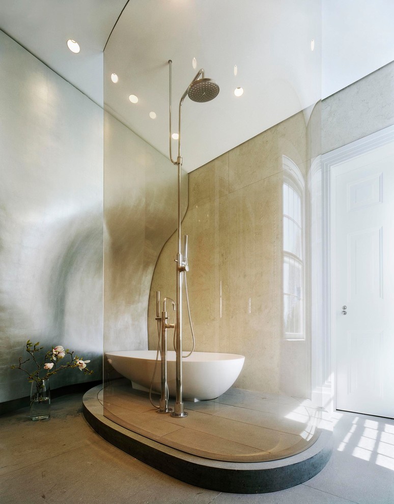 На фото: ванная комната в современном стиле с отдельно стоящей ванной, открытым душем и открытым душем с