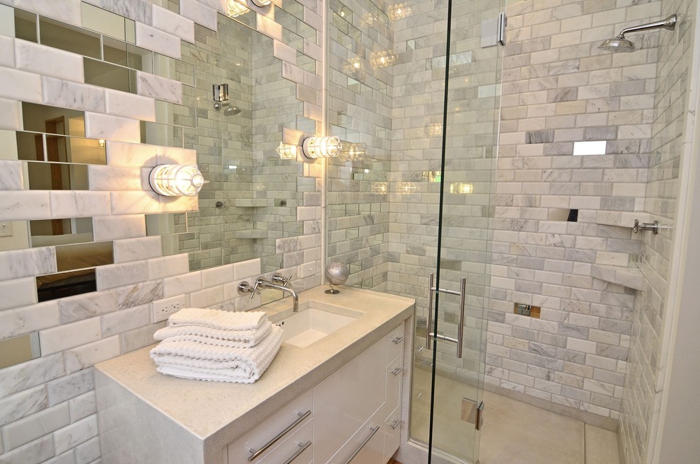 Пример оригинального дизайна: ванная комната в современном стиле с зеркальной плиткой