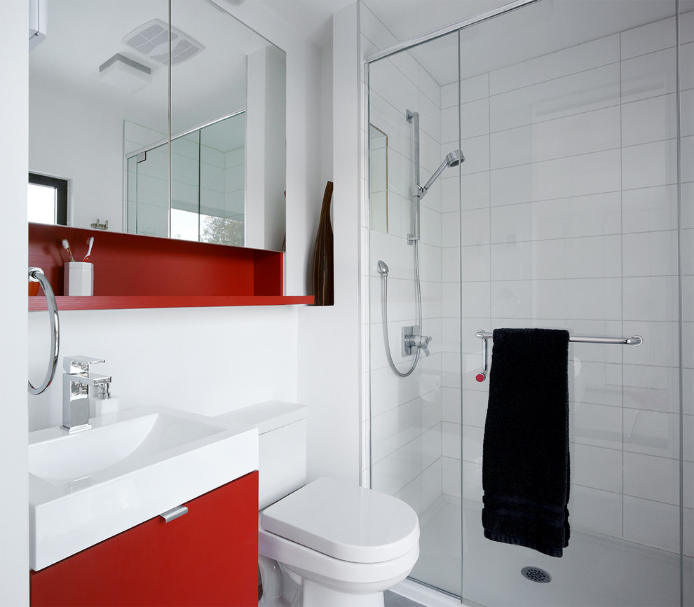 Свежая идея для дизайна: ванная комната в современном стиле с плоскими фасадами, красными фасадами, душем в нише и белыми стенами - отличное фото интерьера
