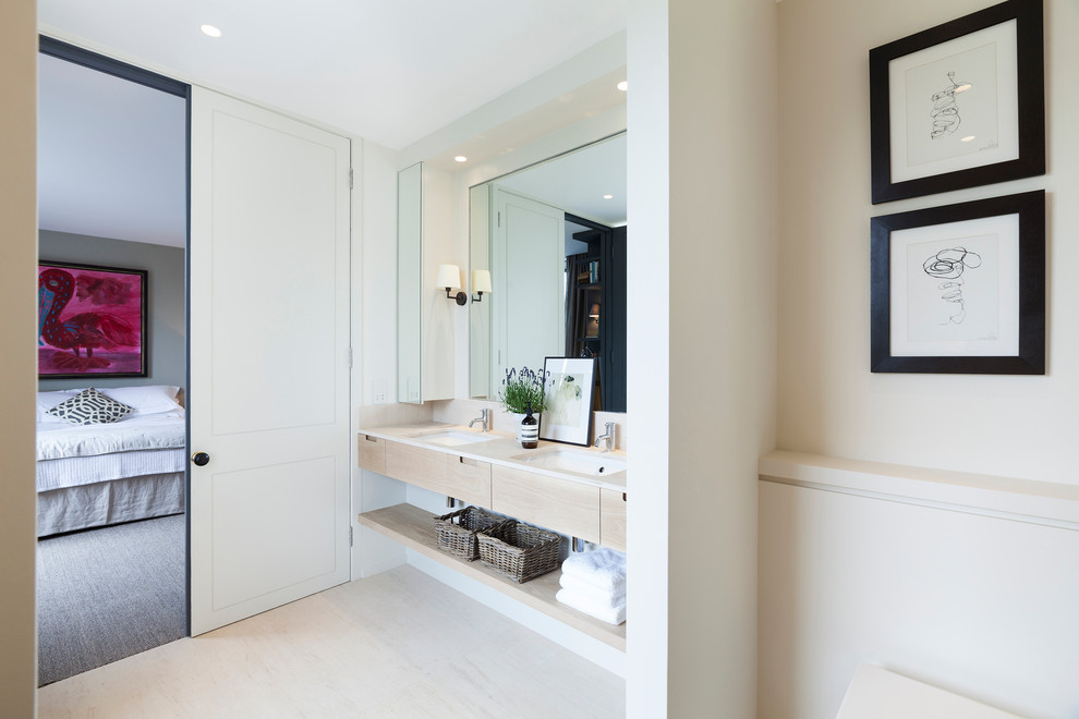 Ejemplo de cuarto de baño principal contemporáneo de tamaño medio con lavabo encastrado, puertas de armario de madera clara, bañera encastrada, ducha a ras de suelo y suelo de madera clara