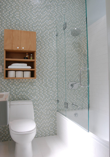 Пример оригинального дизайна: маленькая ванная комната в современном стиле с подвесной раковиной, плоскими фасадами, светлыми деревянными фасадами, ванной в нише, душем в нише, синей плиткой, плиткой мозаикой и полом из керамической плитки для на участке и в саду