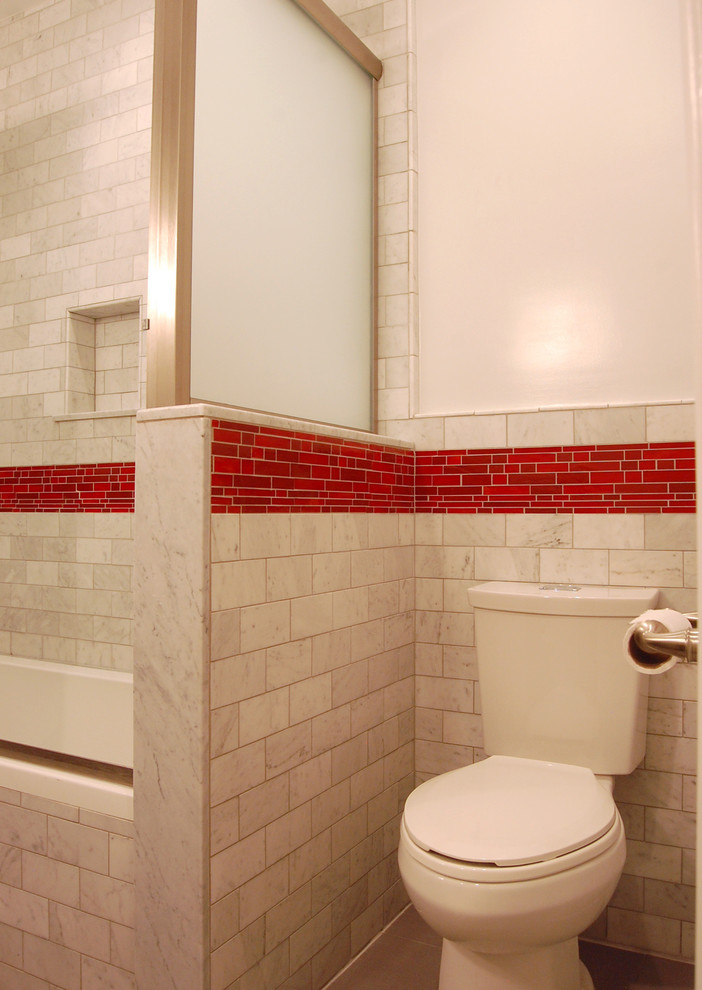 Exemple d'une salle de bain tendance avec mosaïque.