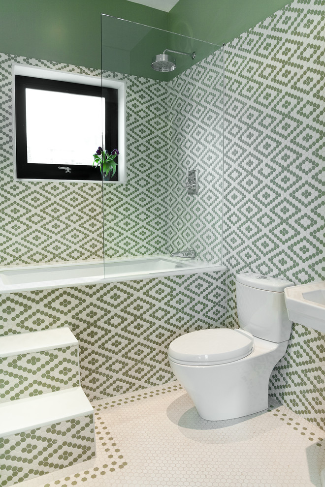Esempio di una stanza da bagno minimal con lavabo a colonna, vasca ad alcova, vasca/doccia, WC a due pezzi, piastrelle multicolore e pareti verdi