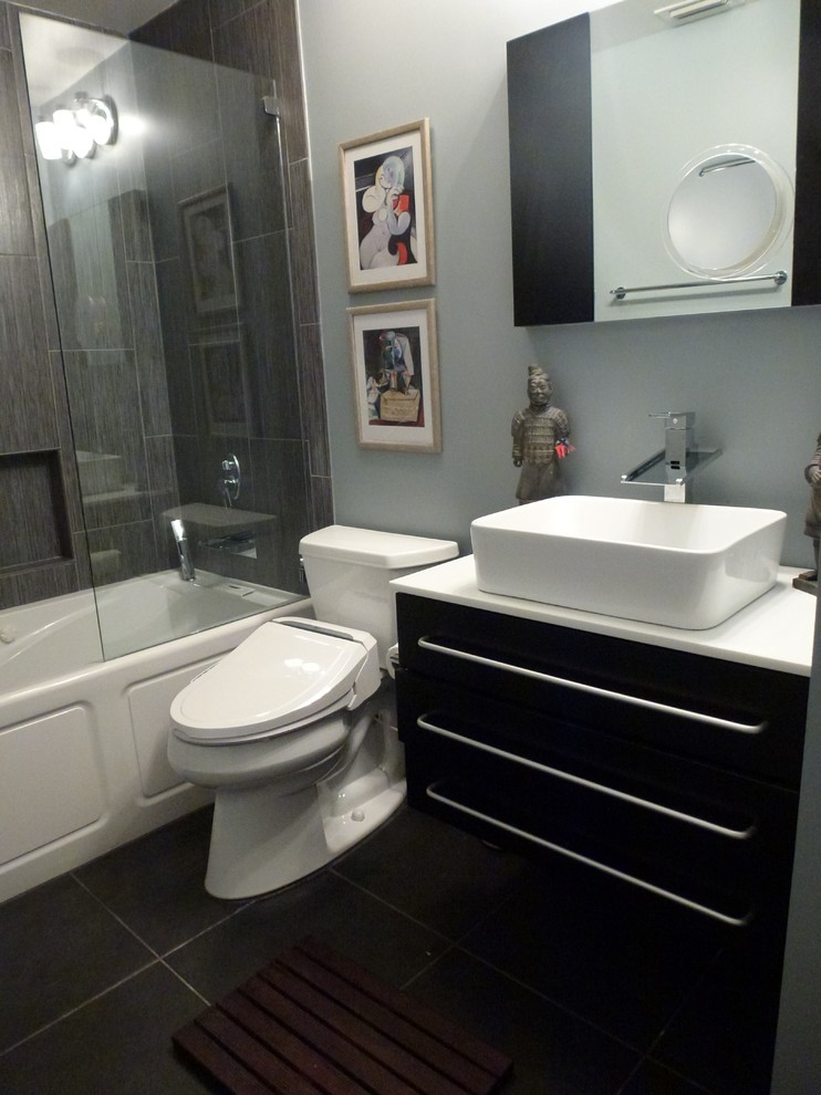 Kleines Modernes Duschbad mit Aufsatzwaschbecken, verzierten Schränken, schwarzen Schränken, Marmor-Waschbecken/Waschtisch, Duschbadewanne, Toilette mit Aufsatzspülkasten, grauen Fliesen, Keramikfliesen, grauer Wandfarbe und Schieferboden in Miami