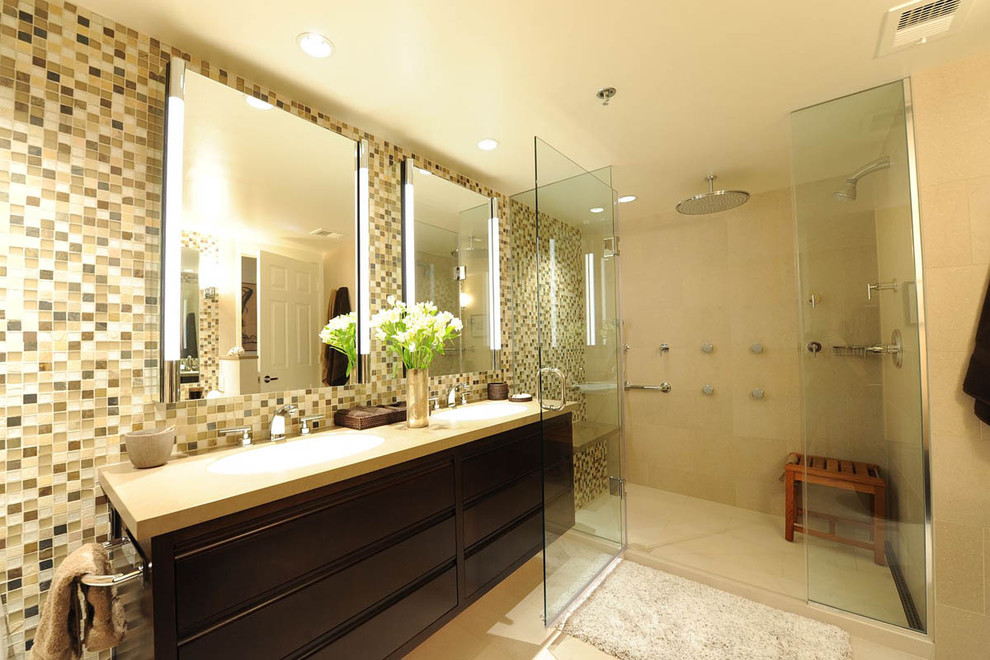 Пример оригинального дизайна: ванная комната: освещение в современном стиле с коричневой плиткой, плиткой мозаикой и зеркалом с подсветкой