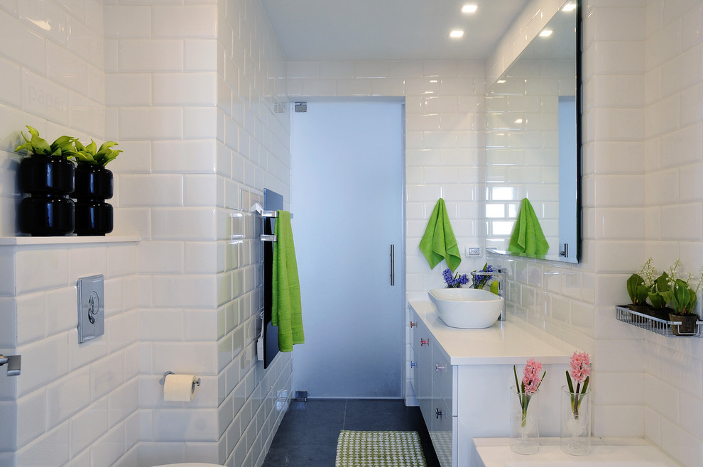 На фото: ванная комната в современном стиле с настольной раковиной, плоскими фасадами, белыми фасадами, душем в нише, белой плиткой и плиткой кабанчик с