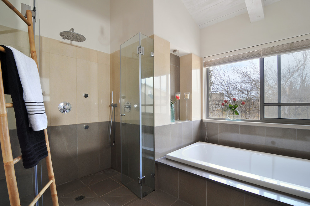 Cette image montre une salle de bain design avec une baignoire en alcôve.