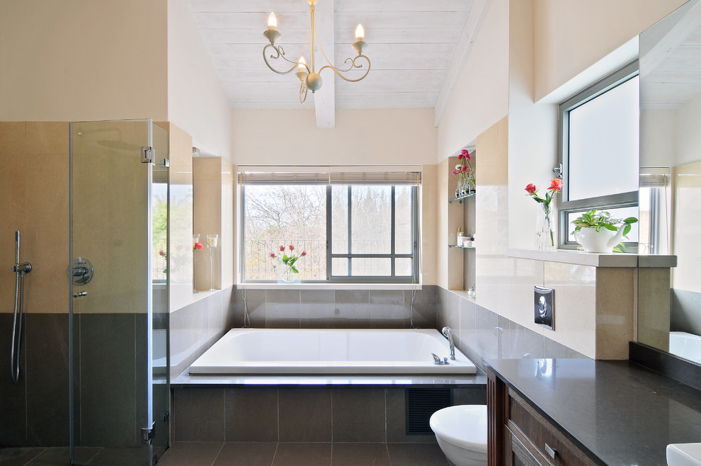 Стильный дизайн: ванная комната в современном стиле с накладной ванной - последний тренд