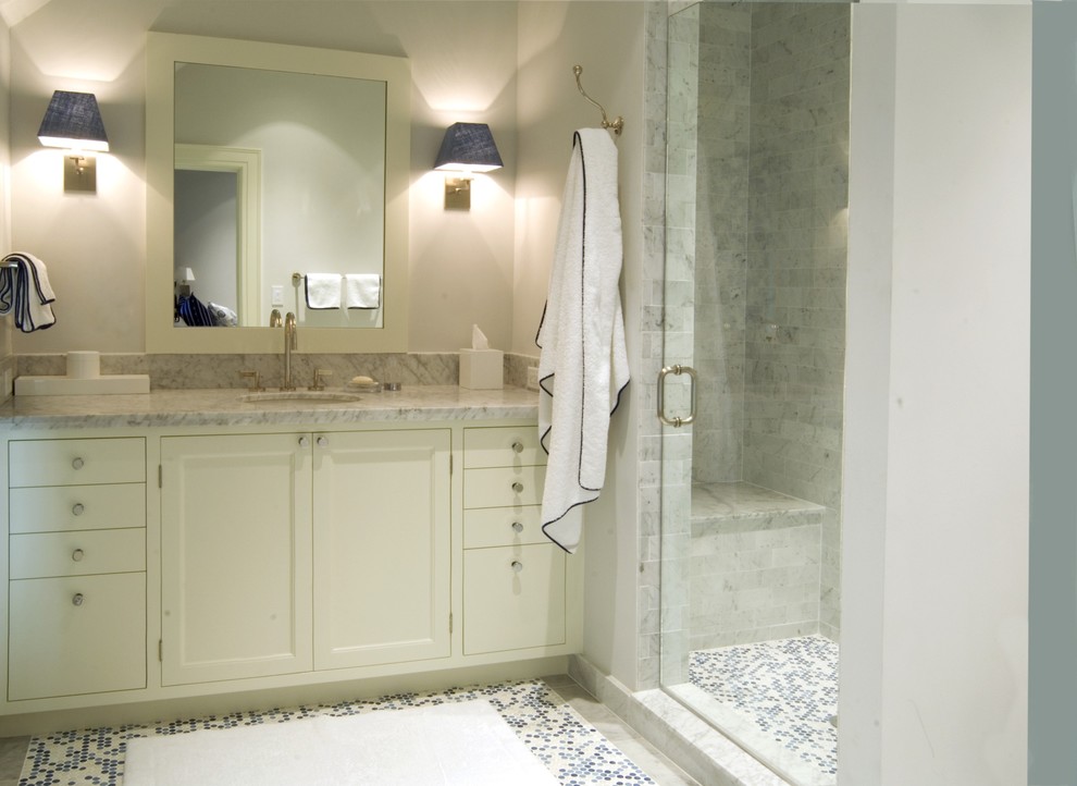 マイアミにあるコンテンポラリースタイルのおしゃれな浴室 (大理石の洗面台、モザイクタイル) の写真