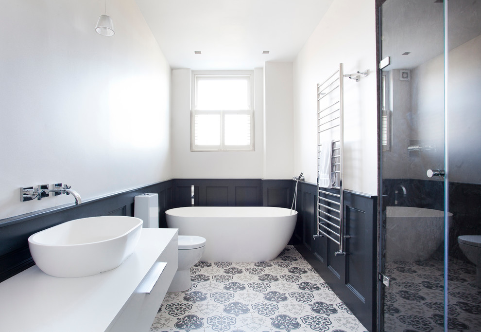 На фото: ванная комната в современном стиле с душем с распашными дверями с