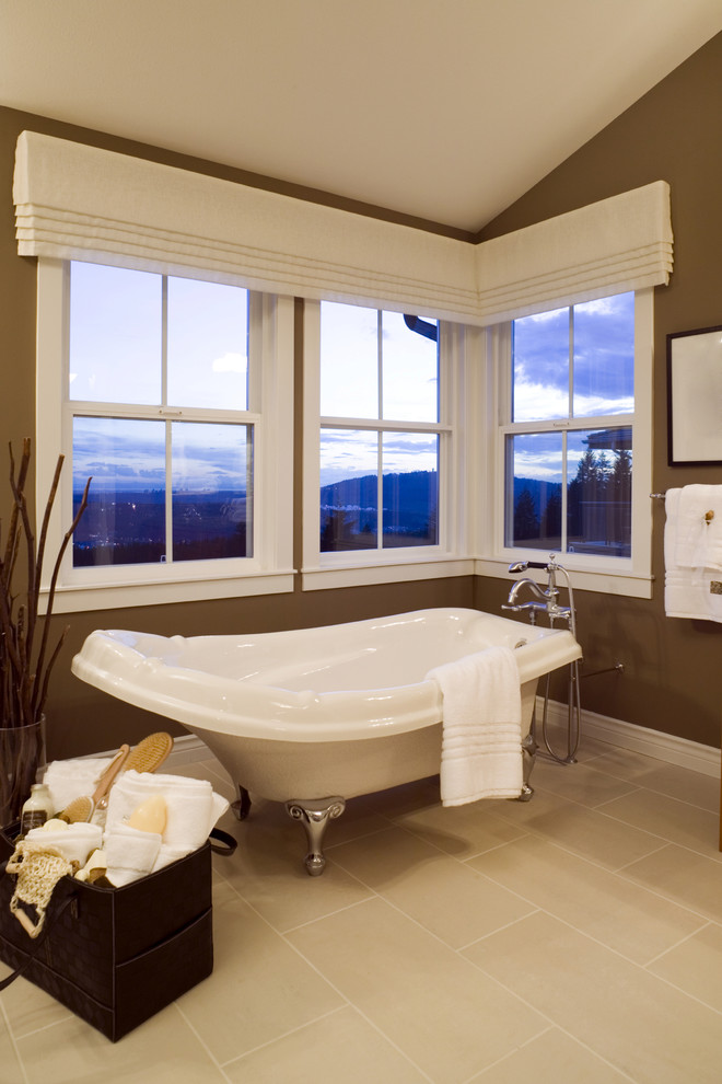 На фото: ванная комната в современном стиле с ванной на ножках с