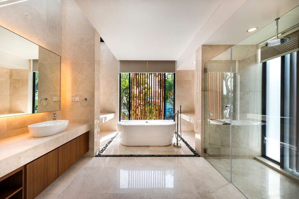 На фото: ванная комната в современном стиле с настольной раковиной, отдельно стоящей ванной, душем без бортиков и зеркалом с подсветкой с