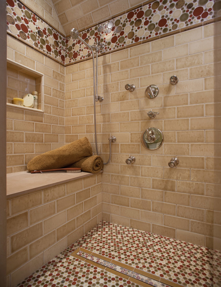 Ejemplo de cuarto de baño contemporáneo de tamaño medio con encimera de mármol, ducha empotrada, baldosas y/o azulejos beige, baldosas y/o azulejos de cerámica y suelo con mosaicos de baldosas