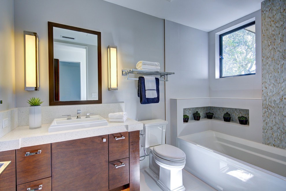 Стильный дизайн: большая ванная комната в современном стиле с полом из керамогранита, накладной раковиной, плиткой мозаикой, плоскими фасадами, темными деревянными фасадами, коричневой плиткой, душевой кабиной, столешницей из кварцита, ванной в нише, душем над ванной, раздельным унитазом и белыми стенами - последний тренд