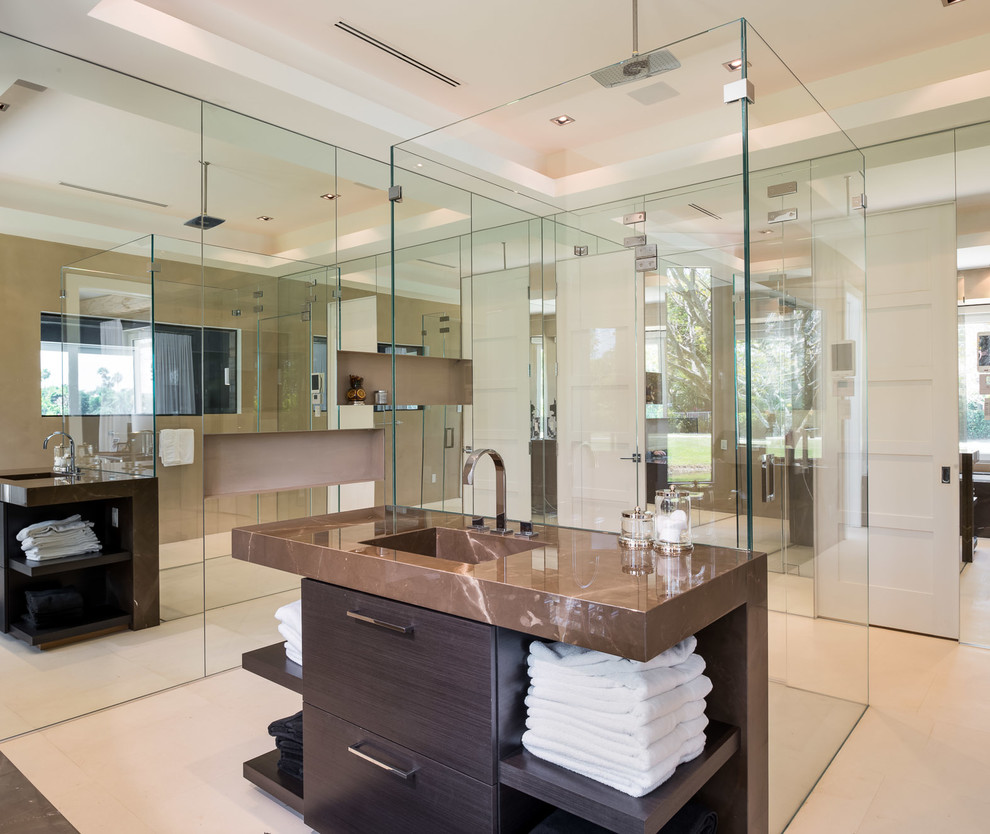 Пример оригинального дизайна: ванная комната в современном стиле с монолитной раковиной, плоскими фасадами, темными деревянными фасадами, душем без бортиков, белыми стенами и коричневой столешницей