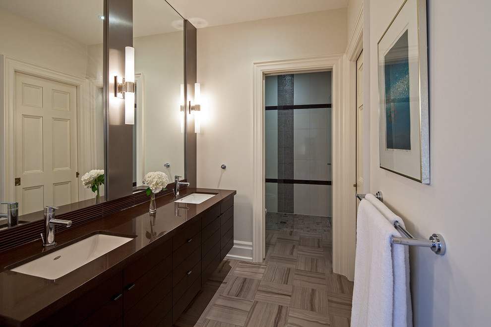 Стильный дизайн: ванная комната в современном стиле с темными деревянными фасадами - последний тренд