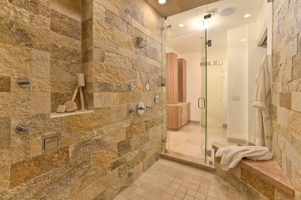 Свежая идея для дизайна: ванная комната в современном стиле с душем в нише и бежевой плиткой - отличное фото интерьера