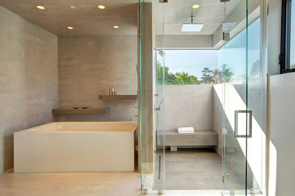 Foto de cuarto de baño actual con ducha a ras de suelo y banco de ducha