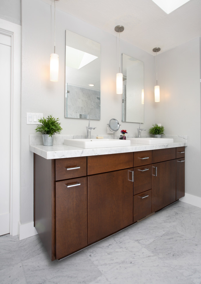 Aménagement d'une salle de bain contemporaine avec un placard à porte shaker et une vasque.