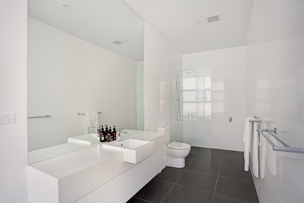 Imagen de cuarto de baño actual con armarios con paneles lisos, puertas de armario blancas, ducha empotrada y baldosas y/o azulejos blancos
